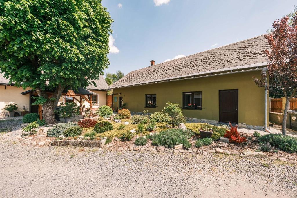 una casa con un giardino davanti di Ubytování na statku a Líšnice