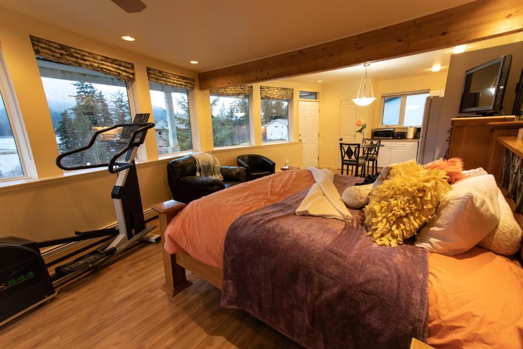 TV a/nebo společenská místnost v ubytování Kelli Creek Cottage - REDUCED PRICE ON TOURS