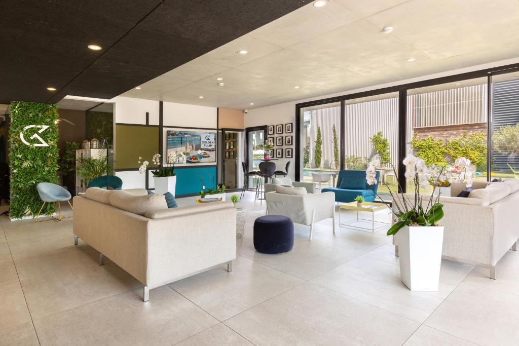 Posezení v ubytování Golden Tulip Hotel & Rooftop Martigues Provence