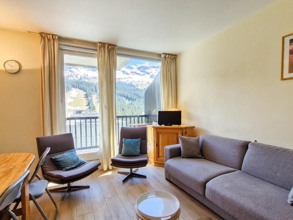 un salon avec un canapé et une grande fenêtre dans l'établissement Studio confort avec balcon sud, proche pistes et commerces, équipements pour 4 personnes - FR-1-425-183, à Flaine