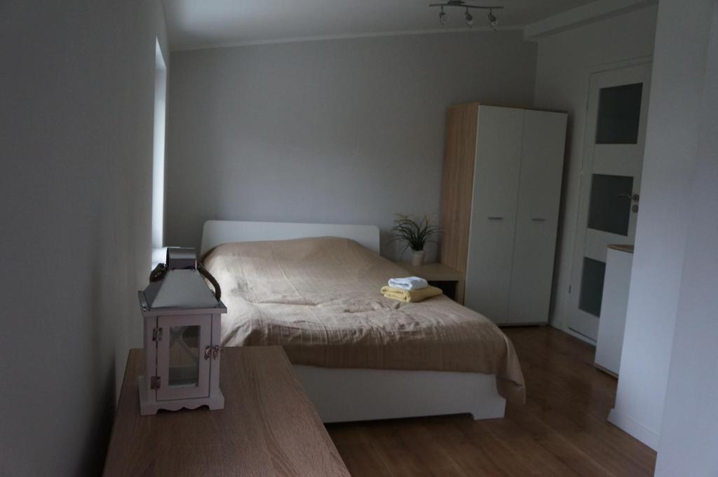 - une petite chambre avec un lit et une table dans l'établissement Apartamenty z klimatem, à Poznań