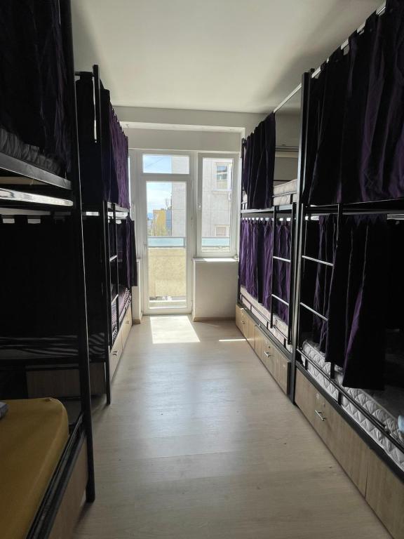 Postel nebo postele na pokoji v ubytování NEWBORN HOSTEL Prishtina