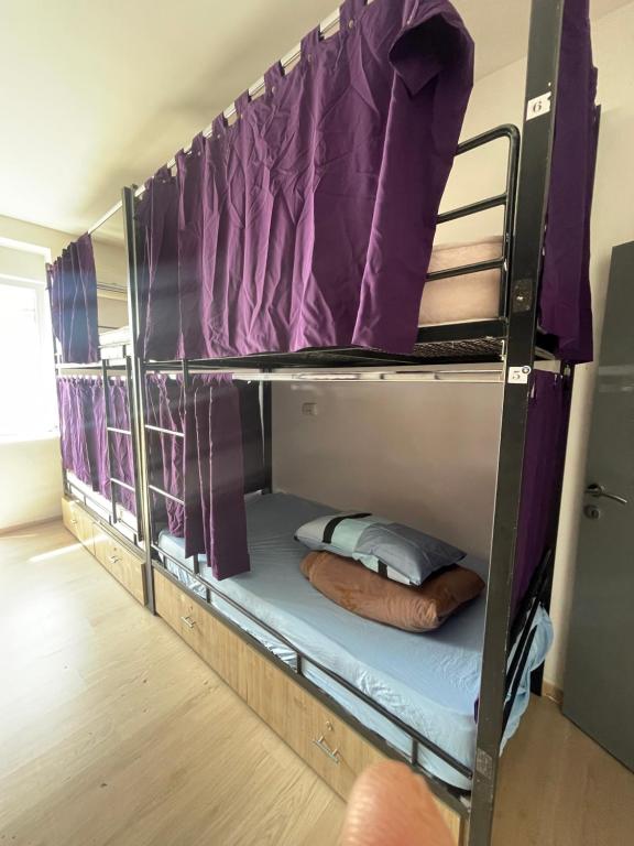 Palanda nebo palandy na pokoji v ubytování NEWBORN HOSTEL Prishtina