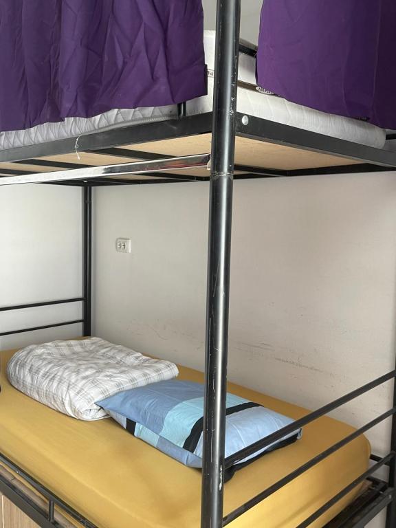 Postel nebo postele na pokoji v ubytování NEWBORN HOSTEL Prishtina