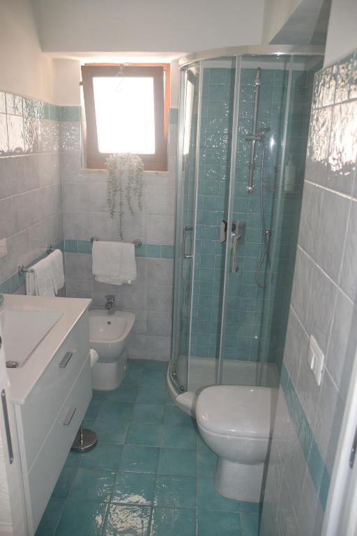 łazienka z prysznicem, toaletą i umywalką w obiekcie villa damecuta B&B w mieście Anacapri