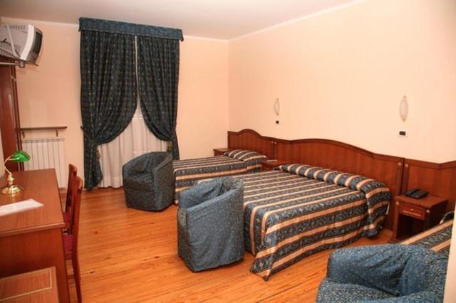 Łóżko lub łóżka w pokoju w obiekcie Hotel Nizza
