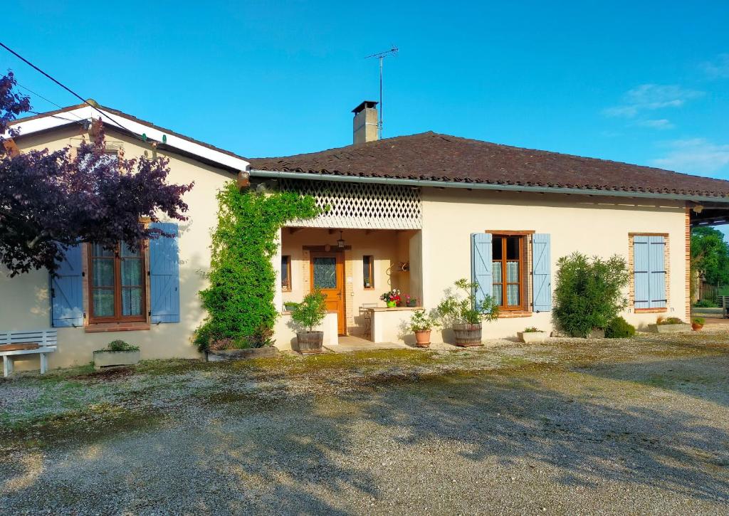 une maison avec du lierre sur son côté dans l'établissement Gite Au Tranquillou, à Albias