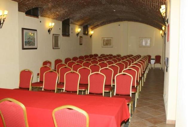 Pokój z czerwonym stołem i krzesłami w obiekcie Hotel Nizza w Turynie
