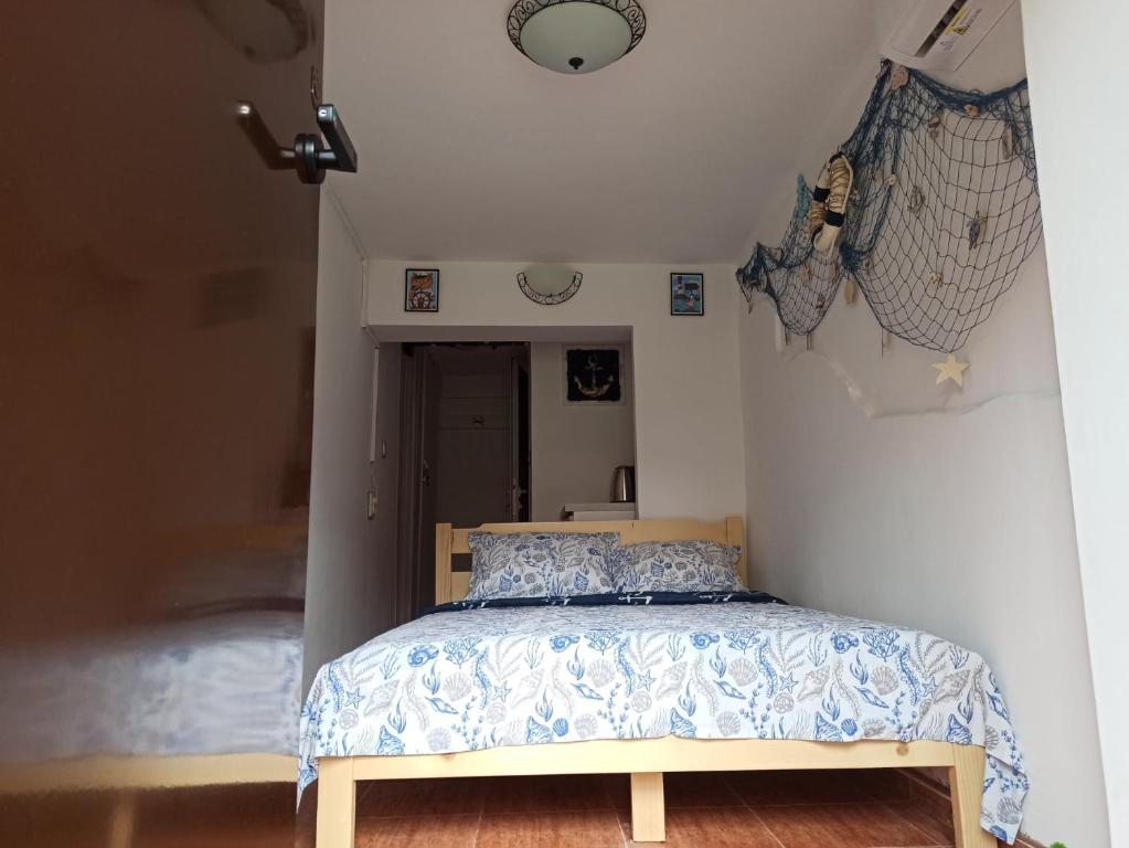 Ένα ή περισσότερα κρεβάτια σε δωμάτιο στο Нощувка в каюта