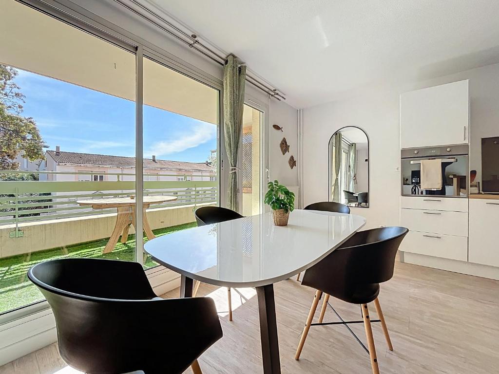 une cuisine et une salle à manger avec une table et des chaises dans l'établissement Grand Appartement - 3 minutes de la Plage - Les Frères de la Loc', à Marseille