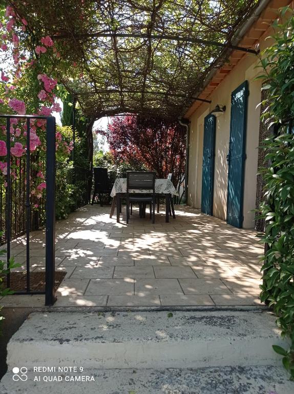 d'une terrasse avec une table et une clôture. dans l'établissement Le Cabanon d'Amandine et Gabriel, à Blauvac