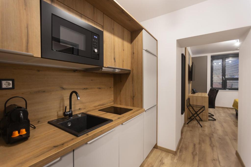 Kuchyň nebo kuchyňský kout v ubytování R73 Residences