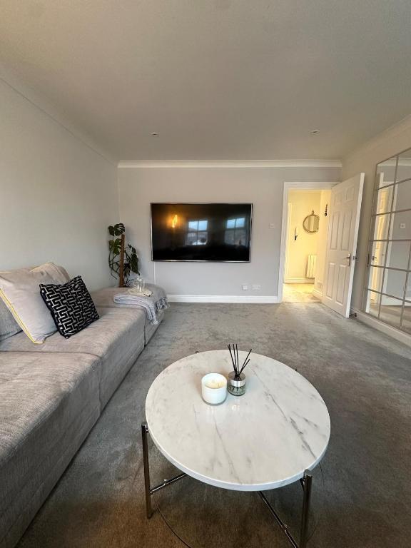 サニングデールにあるLuxury contemporary Apartmentのソファとテーブルのあるリビングルーム