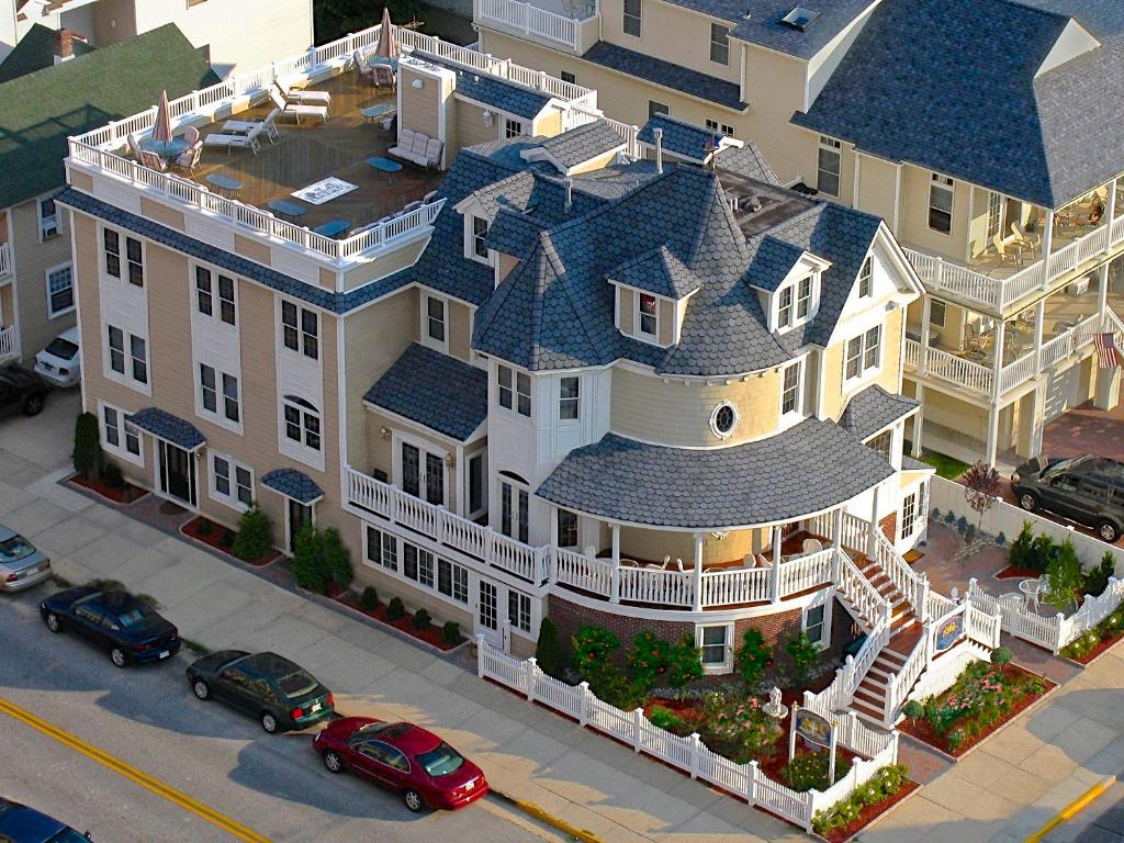 uma vista aérea de uma casa grande com carros estacionados no exterior em Atlantis Inn Hotel em Ocean City