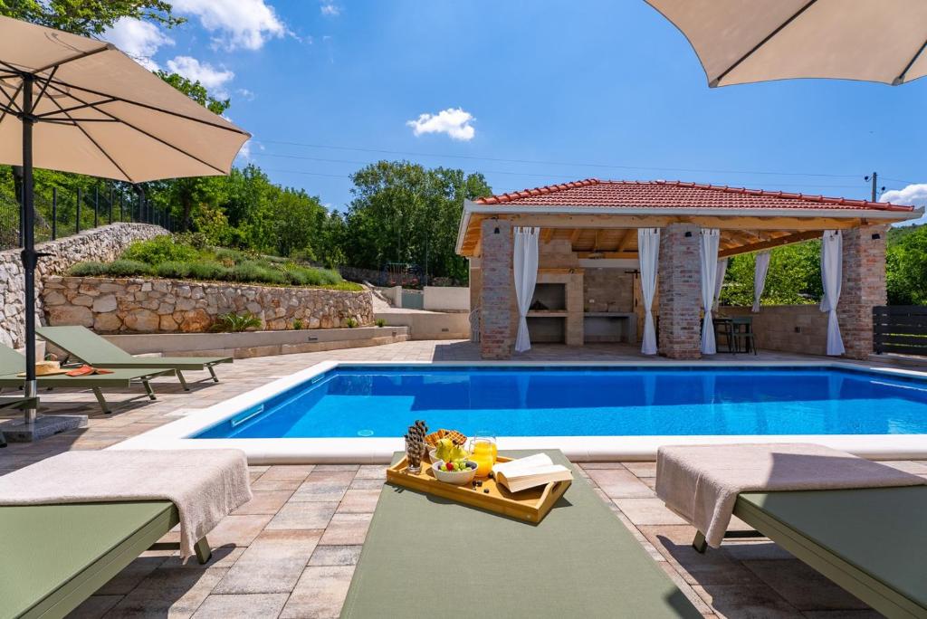 Bazén v ubytování NEW! Villa Domus Alba - A Tranquil Family Hideaway with Private Pool nebo v jeho okolí
