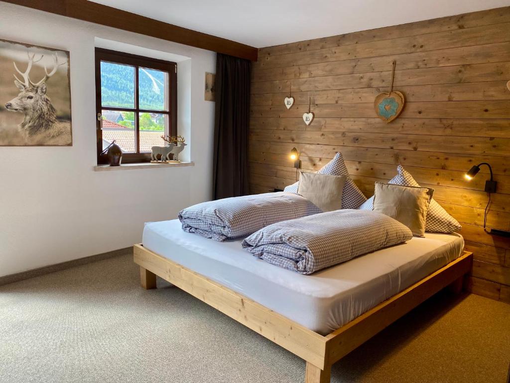 Postel nebo postele na pokoji v ubytování Haus Tirol Ehrwald