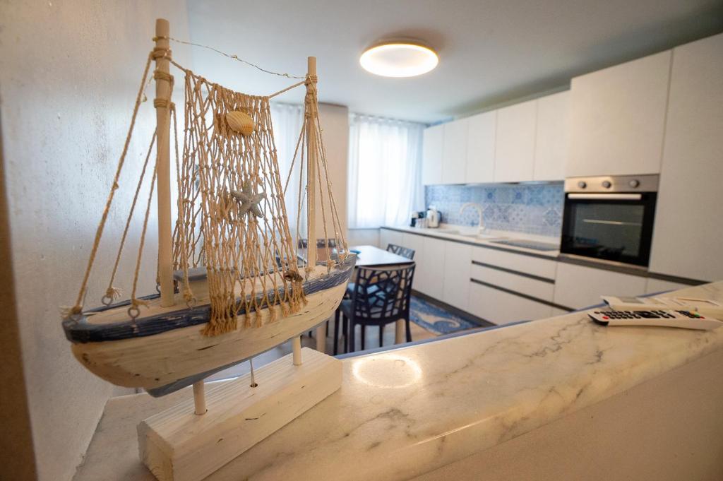 - un bateau en bois sur un comptoir dans une cuisine dans l'établissement La Scarpa della Strega, à Chioggia