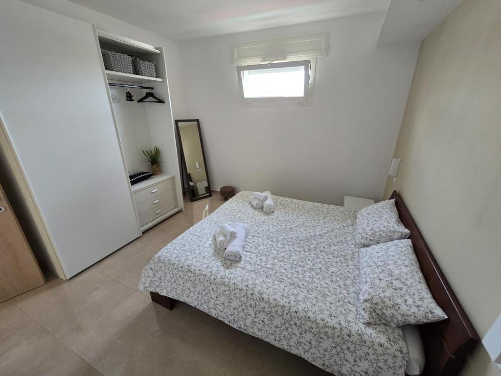 Łóżko lub łóżka w pokoju w obiekcie "WOW TOTAL GREEN AD IMPATTO ZERO Villetta Occasione a Giugno 3 CAMERE DA LETTO, 3 BAGNI a 50 mt dalla spiaggia e dai lidi