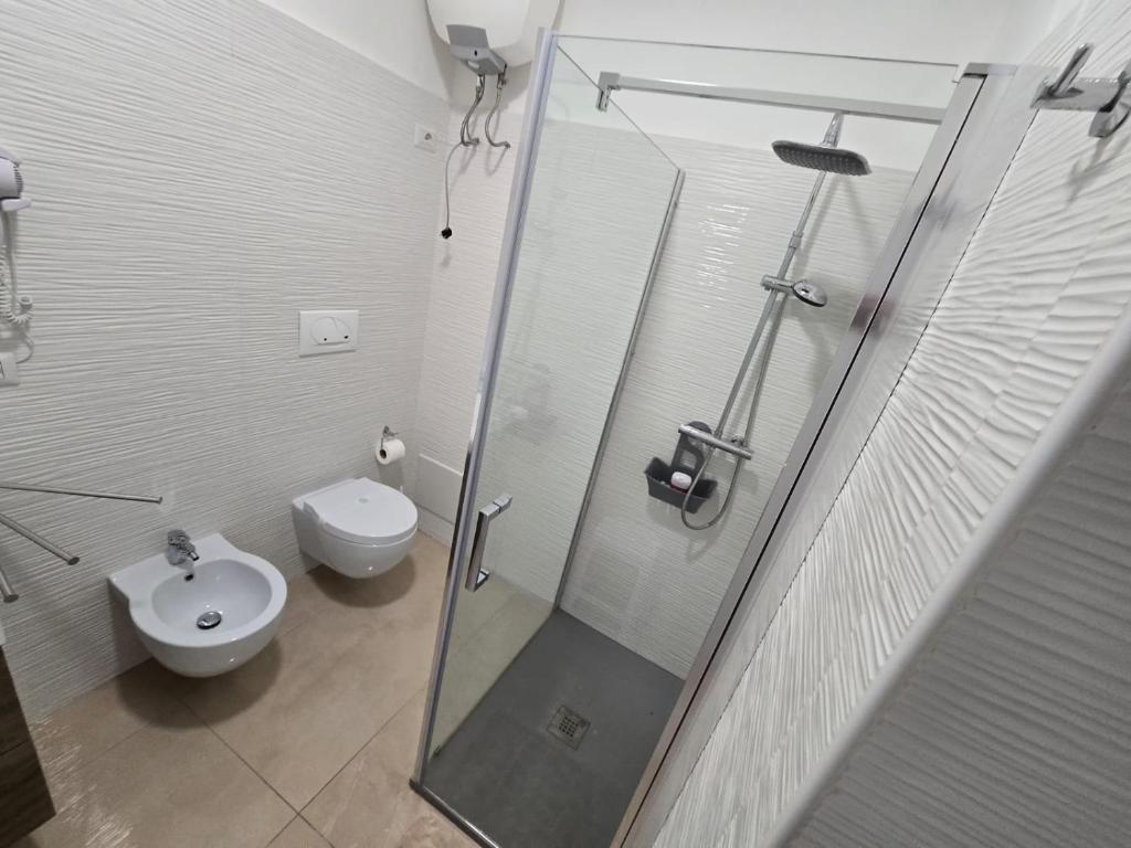 Łazienka w obiekcie "WOW TOTAL GREEN AD IMPATTO ZERO Villetta Occasione a Giugno 3 CAMERE DA LETTO, 3 BAGNI a 50 mt dalla spiaggia e dai lidi