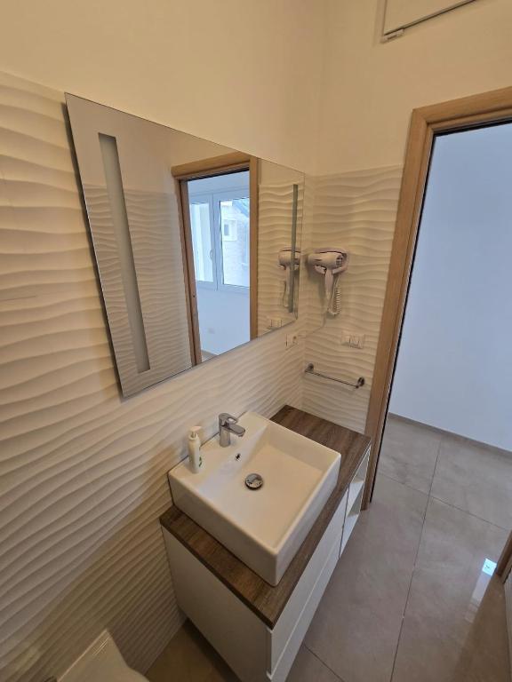 Łazienka w obiekcie "WOW TOTAL GREEN AD IMPATTO ZERO Villetta Occasione a Giugno 3 CAMERE DA LETTO, 3 BAGNI a 50 mt dalla spiaggia e dai lidi