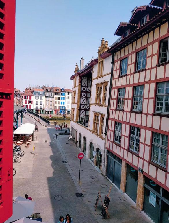 une rue urbaine avec des bâtiments et des gens qui marchent dans la rue dans l'établissement Carré des Halles, à Bayonne