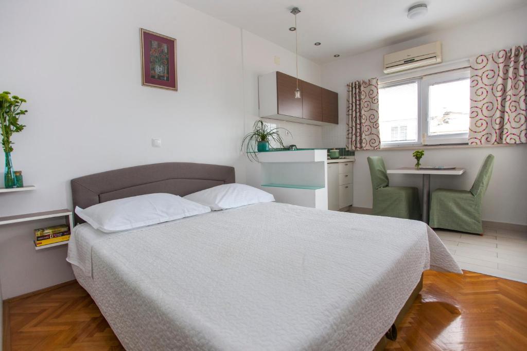 Villa Makarana Apartments - Studio With Balcony