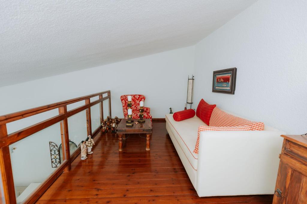 A seating area at Sani Green Villa