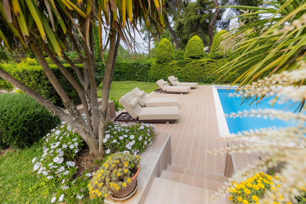 The swimming pool at or close to Sani Green Villa