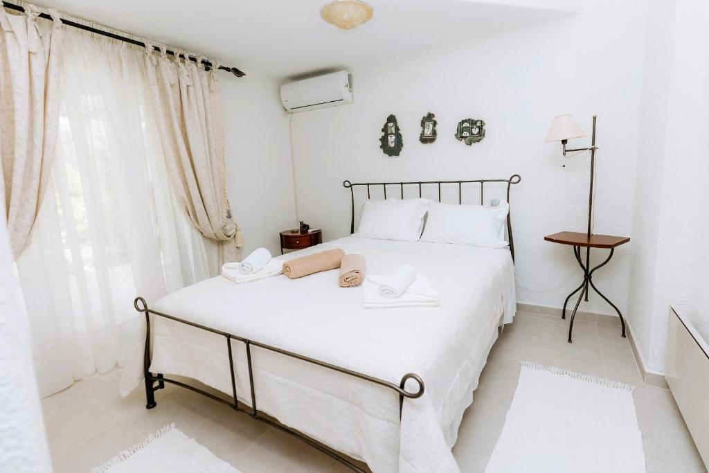 A bed or beds in a room at Sani Green Villa