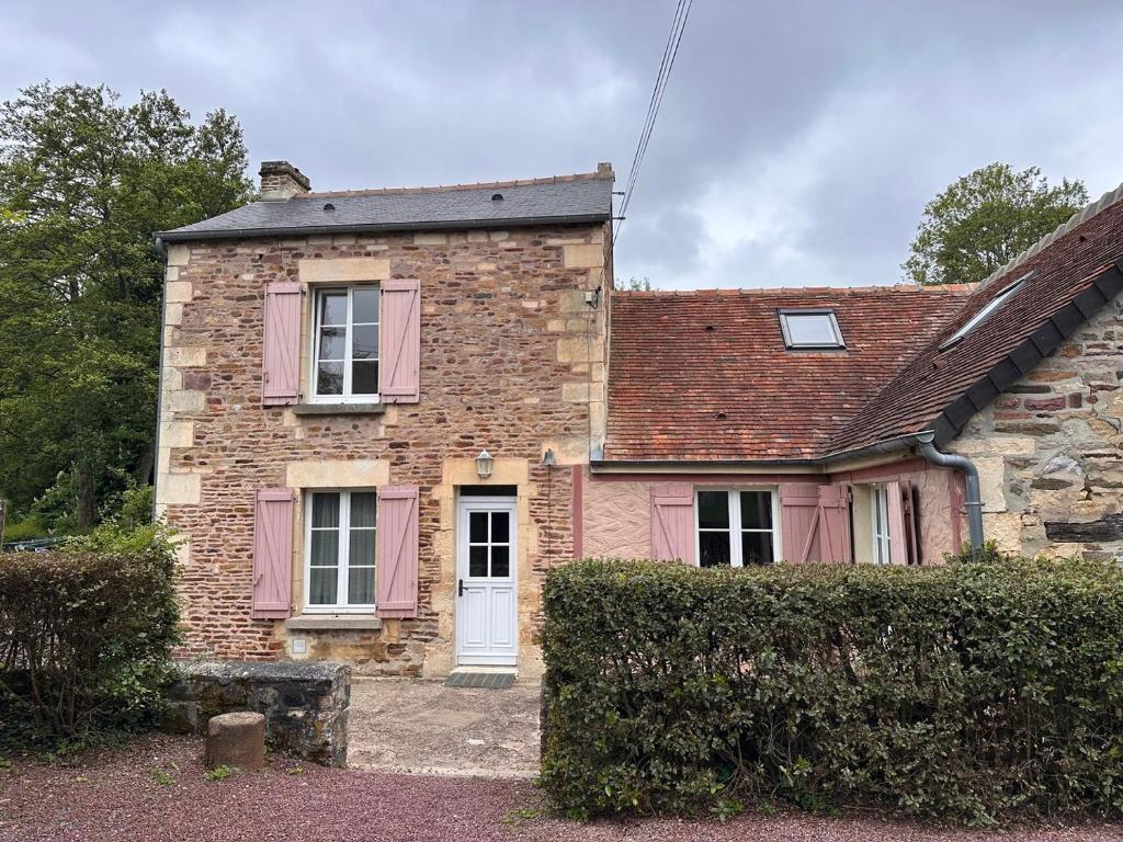 une vieille maison en briques avec des volets roses dans l'établissement Maison du Pré — Familial & Nature, à Bully