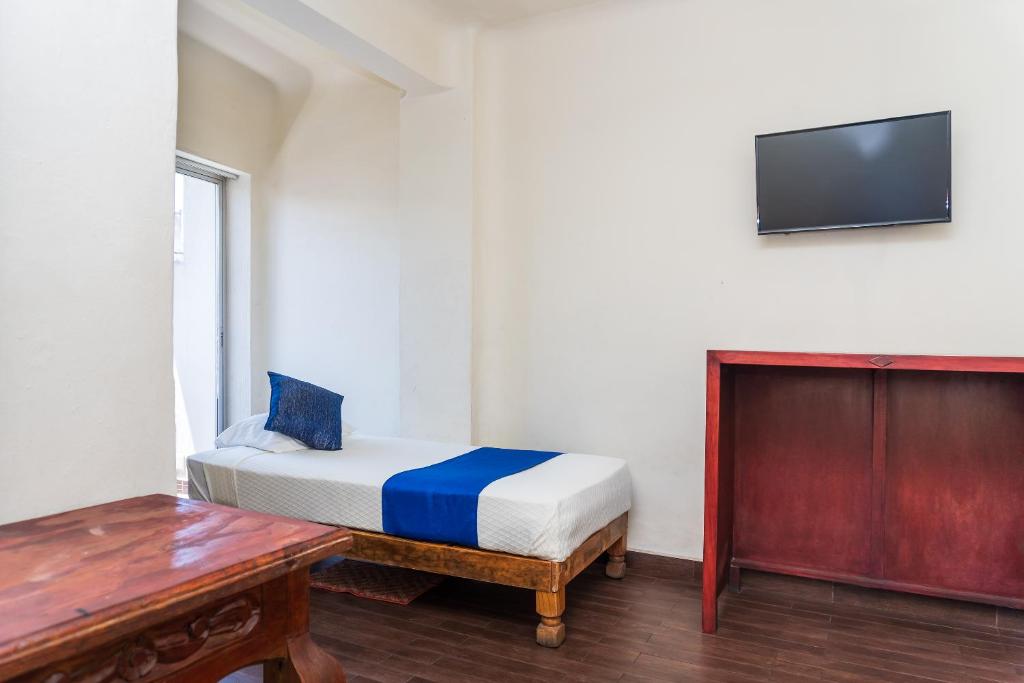 Postel nebo postele na pokoji v ubytování Capital O Nueva York, Guadalajara centro downtown