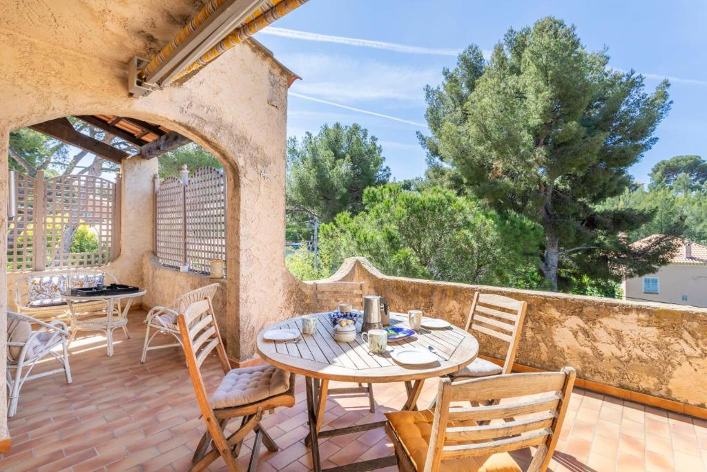 un patio extérieur avec une table et des chaises dans l'établissement Appartement Luminosa - Welkeys, à Cassis
