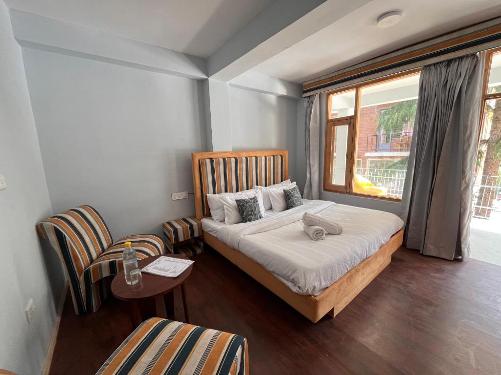 Postel nebo postele na pokoji v ubytování Resort Apple Flower by Rohtang Family Hotels- Balcony & Mountain View, Near Mall Road, Personal Parking