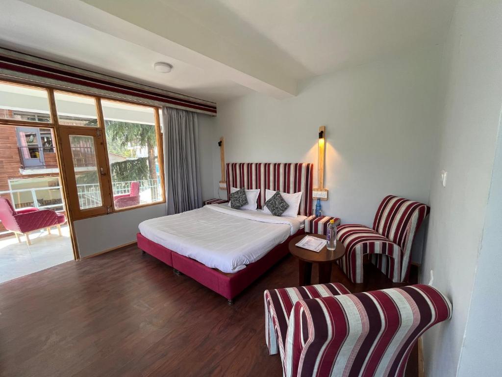 Postel nebo postele na pokoji v ubytování Resort Apple Flower by Rohtang Family Hotels- Balcony & Mountain View, Near Mall Road, Personal Parking