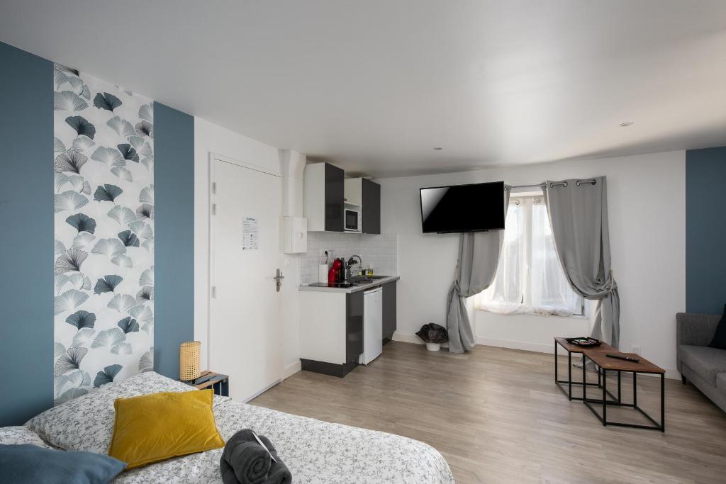 un salon avec un canapé et une télévision dans l'établissement L'Auberlac'h, à Brest