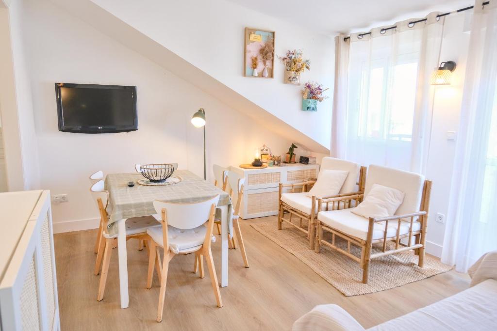 a kitchen and dining room with a table and chairs at Apartamento Sear Areas in Sanxenxo