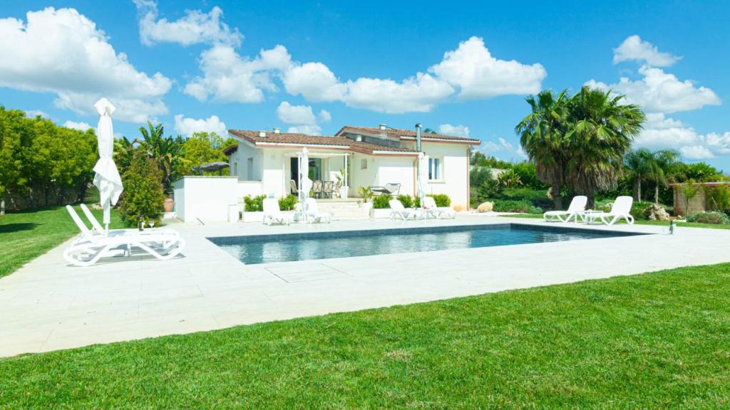 een villa met zwembad voor een huis bij Villa Menea con Piscina e Spa nel Salento in Casarano
