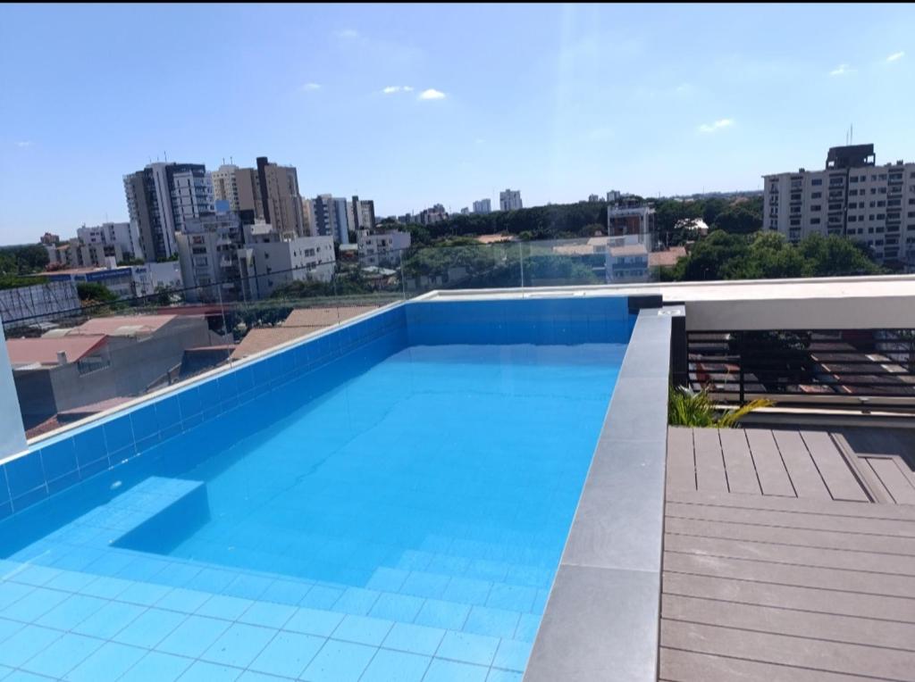 Der Swimmingpool an oder in der Nähe von Hermoso Apartamento con piscina