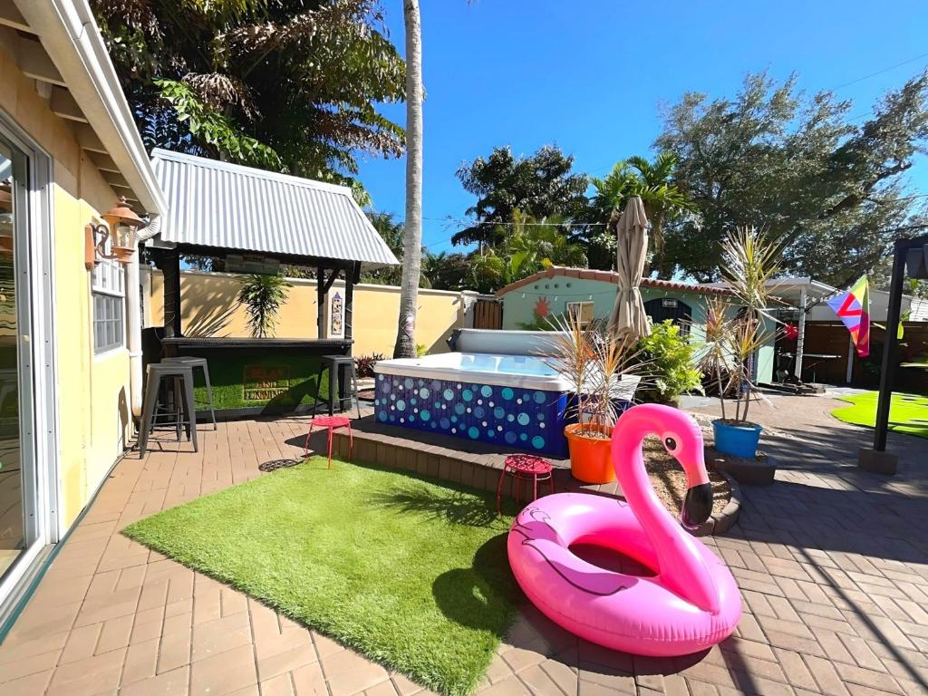ein rosa Flamingo im Hof eines Hauses in der Unterkunft Fun Getaway: Hot Tub, Tiki Bar, Arcade Room in Hollywood