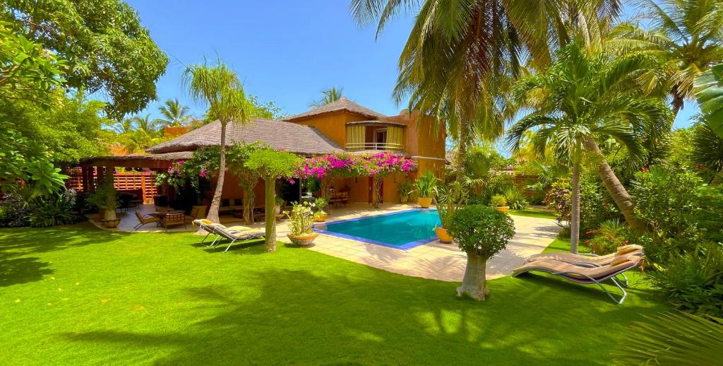 a house with a yard with a swimming pool at Villa Zehliana in Saly Portudal