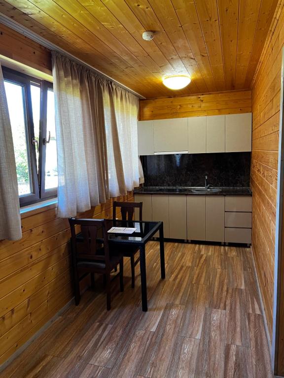 Kuchyň nebo kuchyňský kout v ubytování Balkonchik GuestHouse