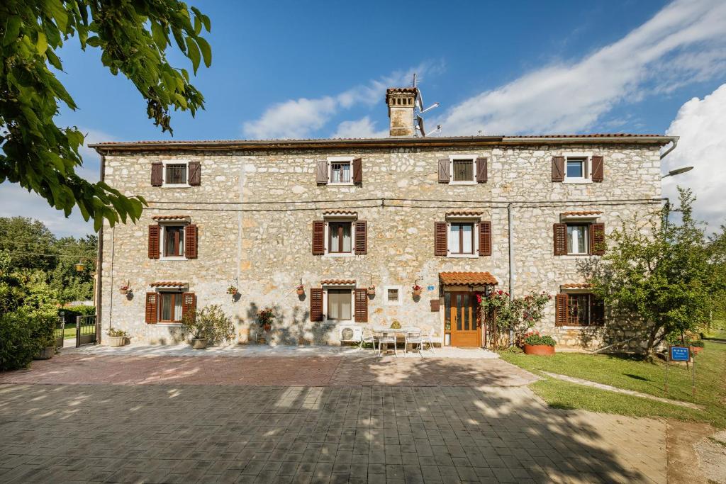 zewnętrzny widok na kamienny dom w obiekcie Apartments Mirna Stress free w mieście Donji Babići
