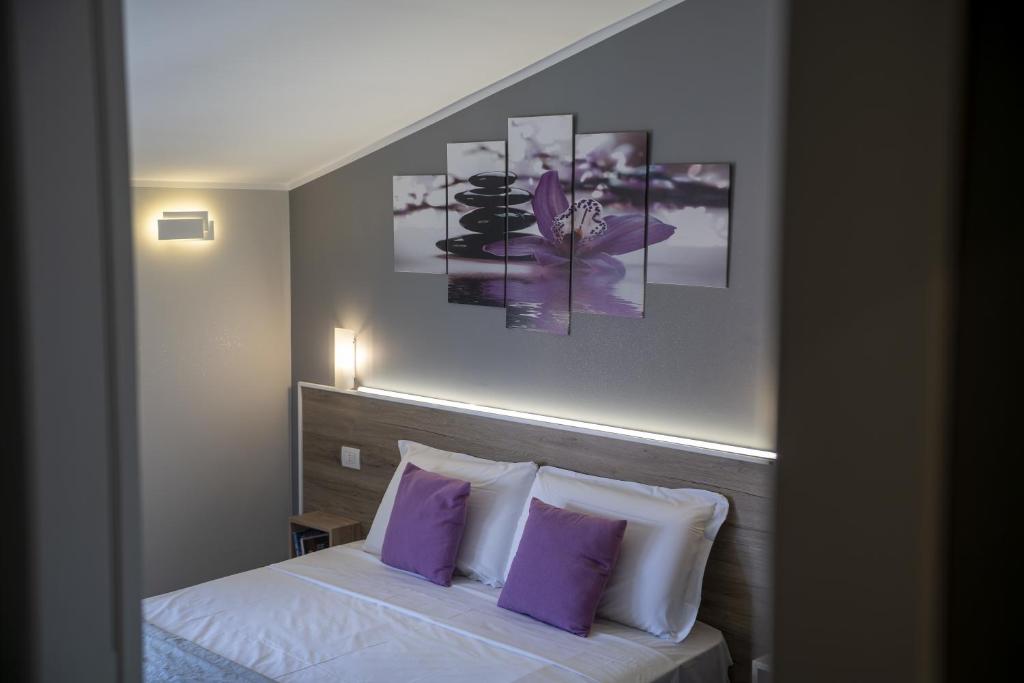 Postel nebo postele na pokoji v ubytování Affittacamere Orchidea for Tourists Hesperia Hosp