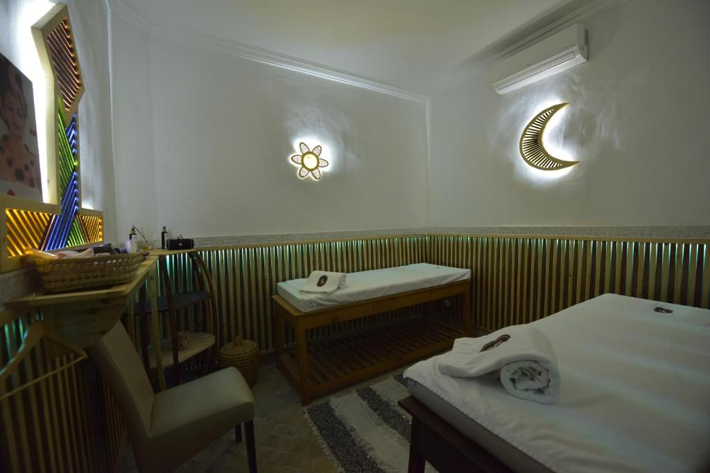 Postel nebo postele na pokoji v ubytování RIAD KALE POLIS