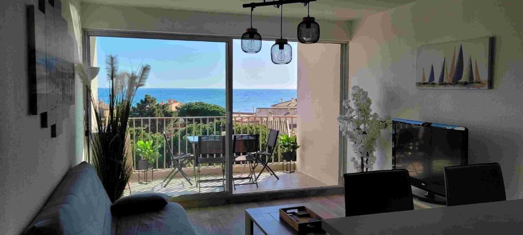 un salon avec vue sur l'océan dans l'établissement Face à la Mer, à Saint Cyprien Plage