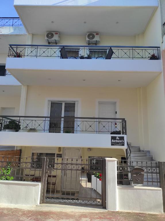 un edificio con balcone e scale di fronte ad esso di Barbara's sweet home Preveza a Preveza