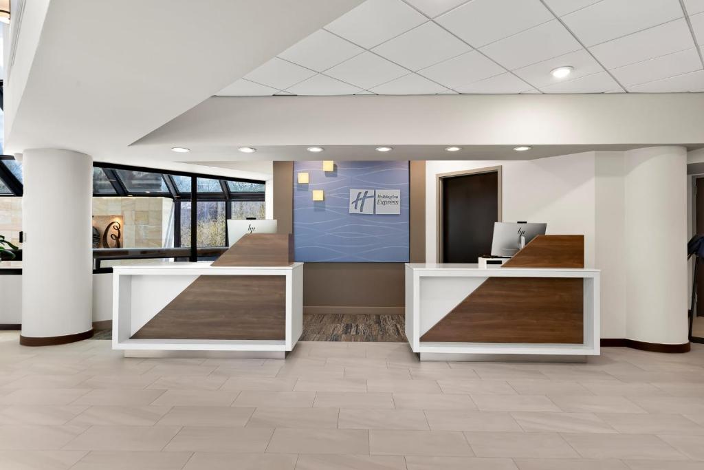 an office lobby with white columns and a blue wall at Holiday Inn Express Princeton Southeast by IHG in Plainsboro