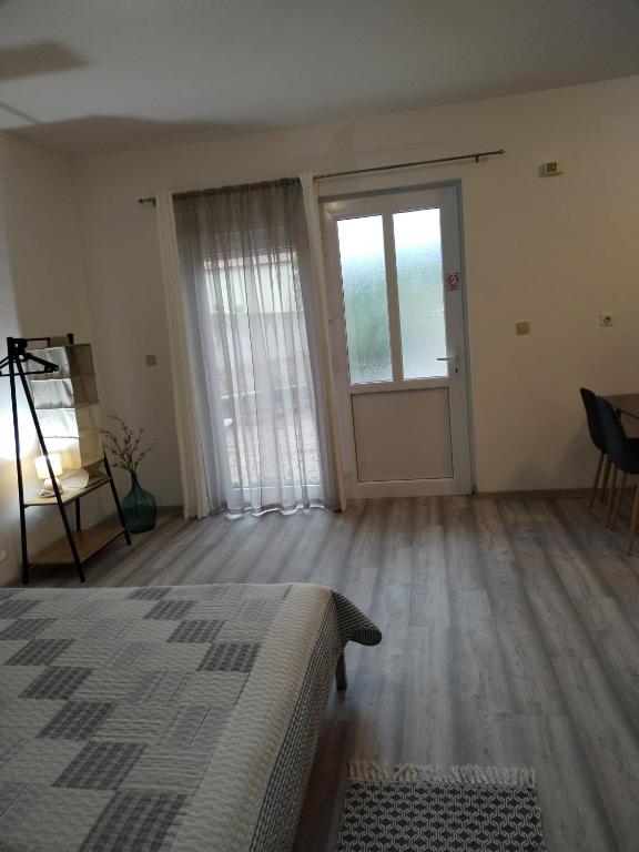 Postel nebo postele na pokoji v ubytování Apartments Mirijana