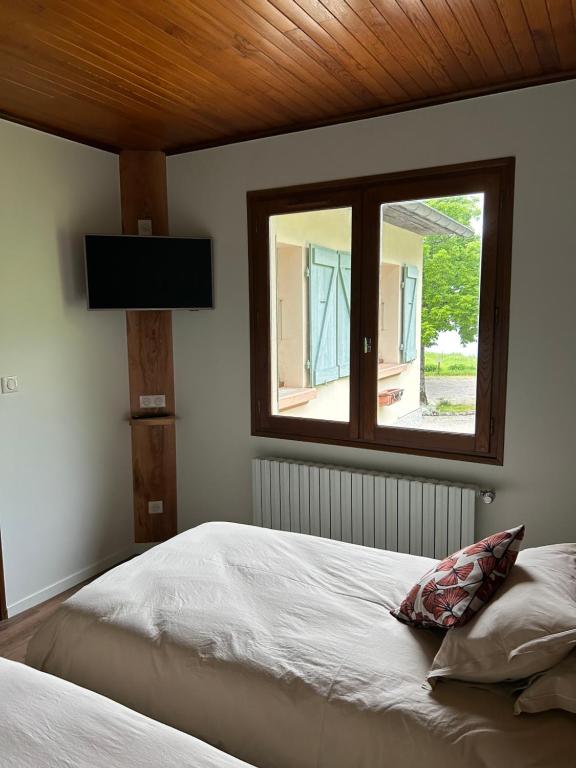 Postel nebo postele na pokoji v ubytování LA SOURCE Jacquet depuis 1954 Hôtel et Studio
