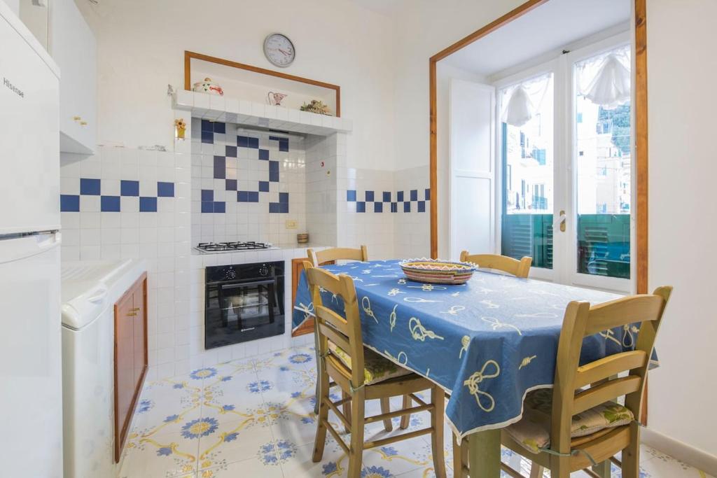 Η κουζίνα ή μικρή κουζίνα στο Marina Grande Harbor